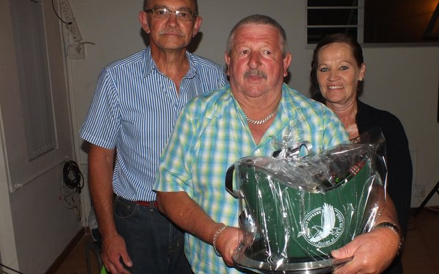 Vlnr is Johan Wiese, Awie van der Merwe en Elsabé van der Merwe tydens die oorhandiging van die hamper aan Awie.